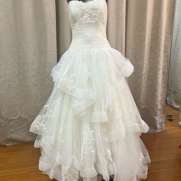 Vera Wang bridal dress. Never used. Beautiful. Alter 2 sizes down and 1 size up - Picture 3 of 7